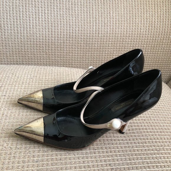 Louis Vuitton Women's Black Patent leather Pointed Toe Stiletto Heels. - Picture 6 of 10